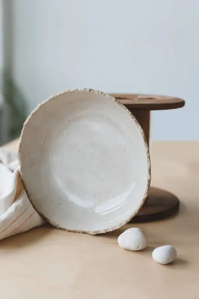 Cuenco de cerámica en una mesa de madera vista superior. Vajilla y cerámica hechas a mano — Foto de Stock