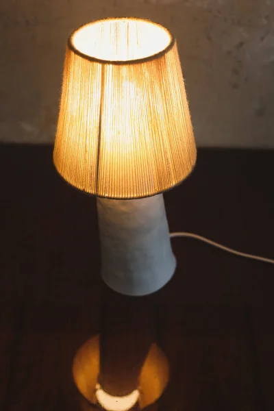 Stylowe płonące lampki nocne na stole w pomieszczeniach. Światło elektryczne do wnętrza domu. — Zdjęcie stockowe