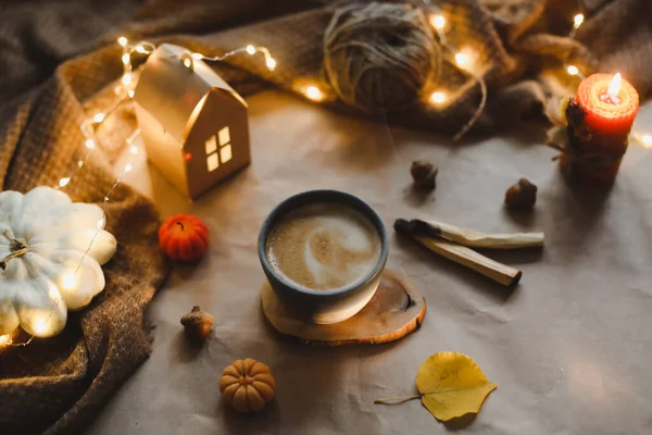 Detalles de la naturaleza muerta de otoño en el acogedor interior de la casa con una taza, velas, cuadros. Hygge, Halloween y el concepto de Acción de Gracias — Foto de Stock
