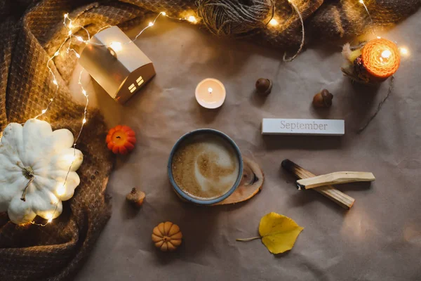 Höstdags. Mysig hygge inredning med en kopp, ljus, rutig. Halloween och Thanksgiving koncept — Stockfoto