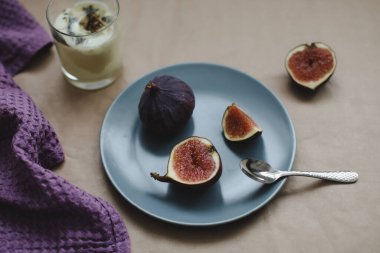 Kahvaltı ve taze incir kırsal arka planda bir tabakta, düz, tepeden bakıldığında