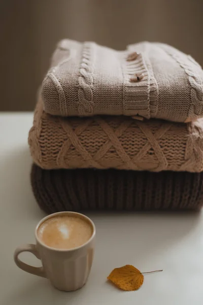Hangulatos kényelmes őszi otthoni légkör és csendes élet egy csésze és pulóverek — Stock Fotó