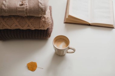 Rahat bir sonbahar evi atmosferi ve bir fincan ve kazakla sakin bir hayat.