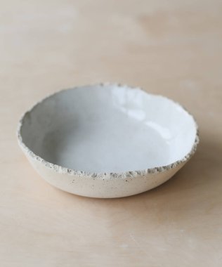 Ahşap masa manzaralı seramik tabak. Minimalist el yapımı seramik sofra takımı ve çömlek