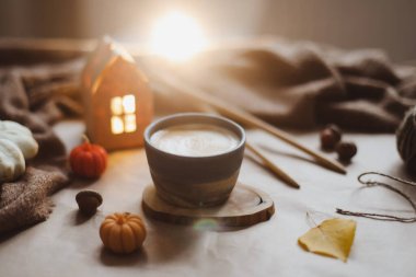Sonbahar, bir fincan, mumlar ve ekoseyle sakin bir hayat. Hygge, Cadılar Bayramı ve Şükran Günü konsepti 