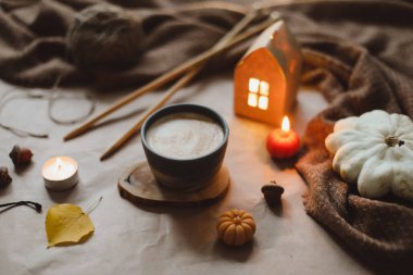 Sonbahar, bir fincan, mumlar ve ekoseyle sakin bir hayat. Hygge, Cadılar Bayramı ve Şükran Günü konsepti 