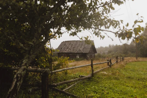 Oud houten huis op het platteland in Oost-Europa — Stockfoto