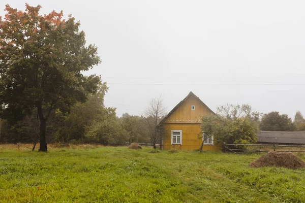 Casa de madeira velha no campo na Europa Oriental — Fotografia de Stock