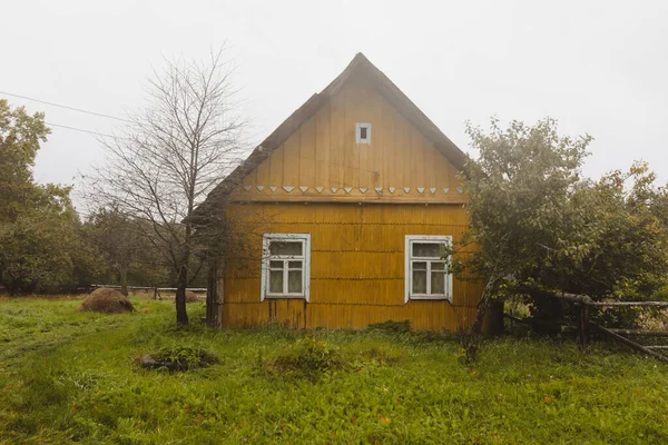 Old wooden house in the countryside in eastern europe — Stock Photo, Image