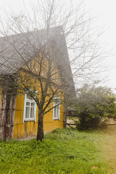 Старый деревянный дом в сельской местности в восточной Европе — стоковое фото