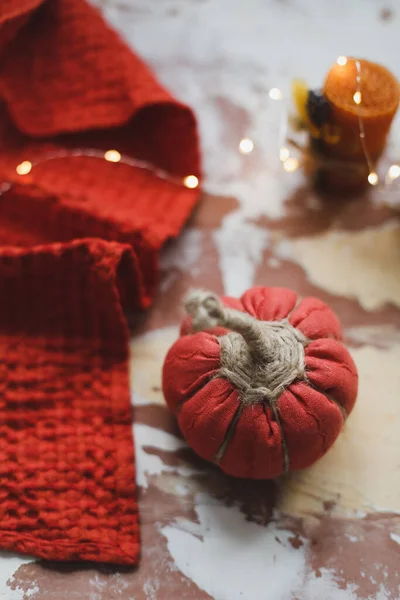 Halloween y otoño acogedora composición con calabazas, decoración casera de octubre — Foto de Stock