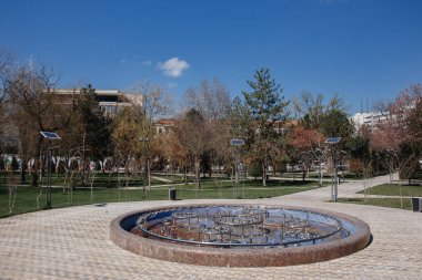 Kamu parkında güneş paneli enerji jeneratörü kullanan sokak ışıkları.