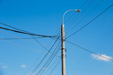 Gökyüzüne karşı, açık alanda kabloları olan lamba.