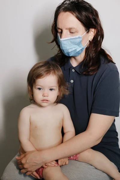 Madre Hija Niño Siente Bien Después Vacunación Una Mujer Con —  Fotos de Stock