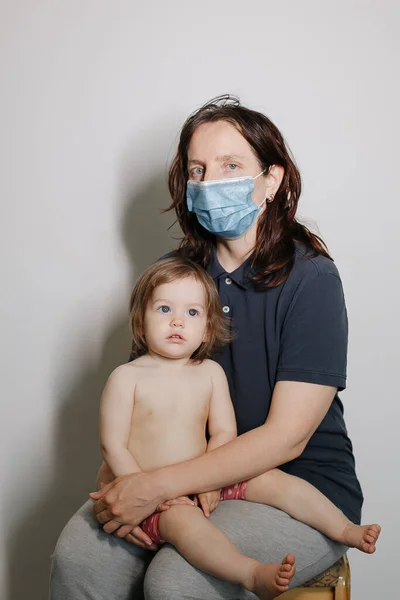 Madre Hija Niño Siente Bien Después Vacunación Una Mujer Con —  Fotos de Stock