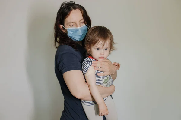 Madre Hija Niño Siente Bien Después Vacunación Una Mujer Con —  Fotos de Stock