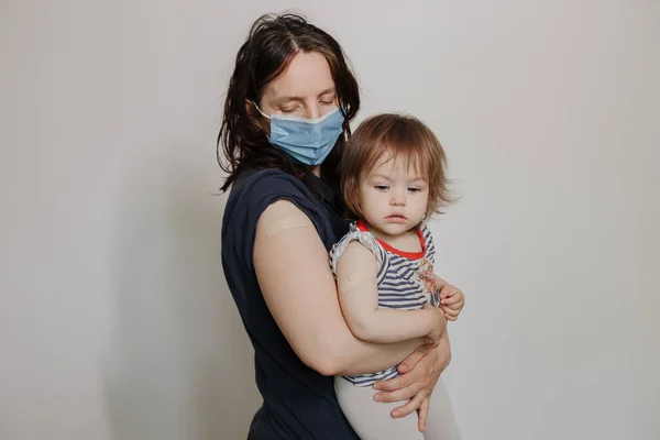 Madre Hija Niño Siente Bien Después Vacunación Una Mujer Con —  Fotos de Stock