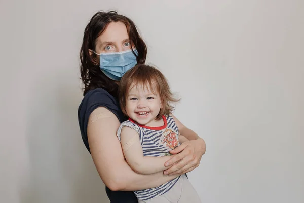 Madre Hija Niño Después Vacunación Una Mujer Con Una Máscara —  Fotos de Stock