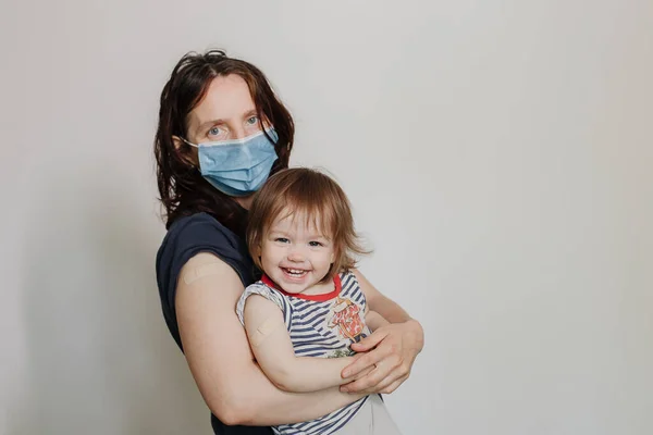 Madre Hija Niño Después Vacunación Una Mujer Con Una Máscara —  Fotos de Stock