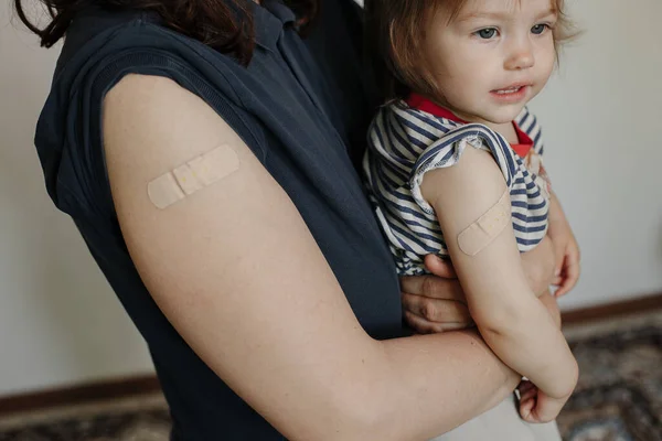 Mor Och Dotter Ett Barn Efter Vaccinationen Kvinna Medicinsk Mask — Stockfoto