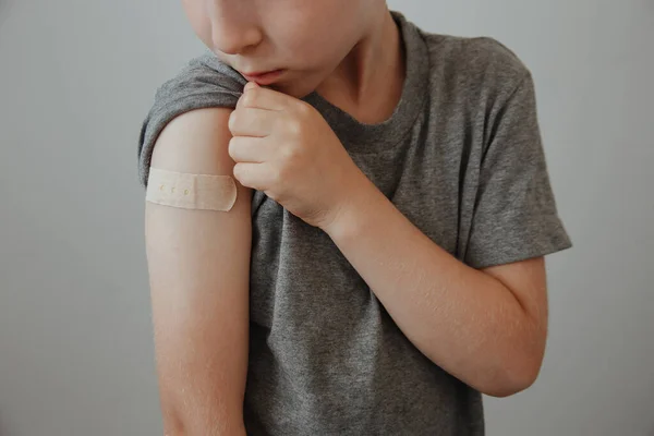 Niño Vacunado Mostrando Brazo Después Inyección Vacuna Covid —  Fotos de Stock