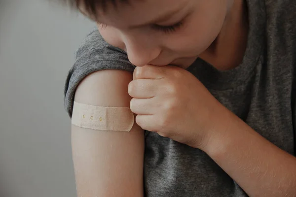 Niño Vacunado Mostrando Brazo Después Inyección Vacuna Covid —  Fotos de Stock