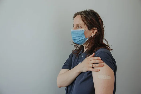 Retrato Una Mujer Joven Muestra Brazo Con Parche Después Recibir —  Fotos de Stock