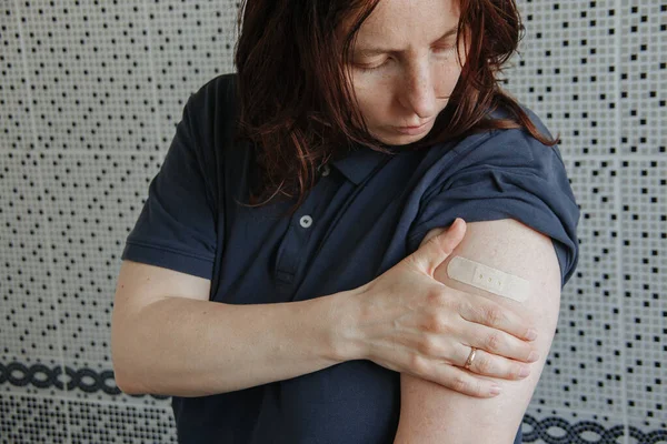 Mujer Vacunada Mostrando Brazo Después Inyección Vacunas —  Fotos de Stock