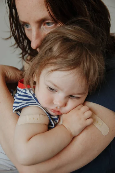 Madre Hija Niño Después Vacunación Niño Con Mala Salud Alta —  Fotos de Stock