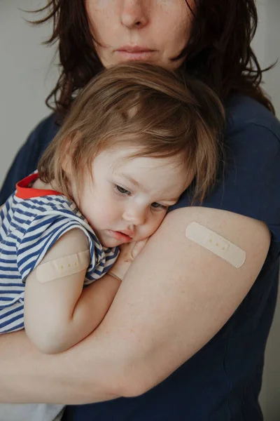 Madre Hija Niño Después Vacunación Niño Con Mala Salud Alta —  Fotos de Stock