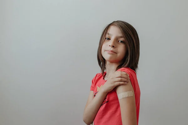 Retrato Una Niña Muestra Brazo Con Parche Después Recibir Vacuna —  Fotos de Stock