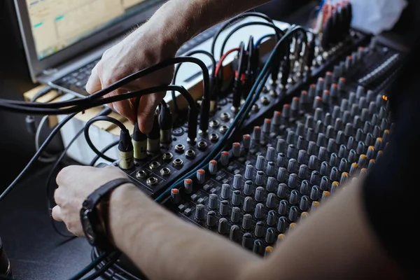 Engenheiro Som Plugging Jack Cabo Áudio Mixer Estúdio — Fotografia de Stock