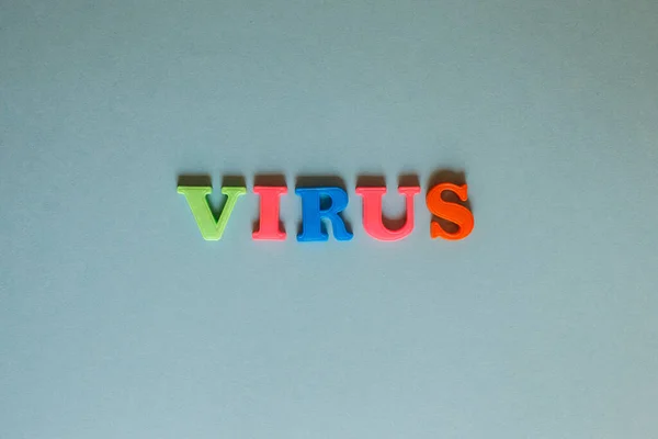 Het Woord Virus Een Blauwe Achtergrond — Stockfoto