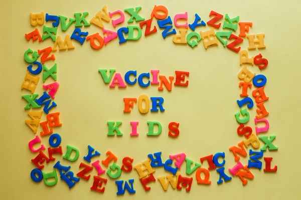 Het Woord Vaccin Een Gele Achtergrond Inentingsconcept — Stockfoto