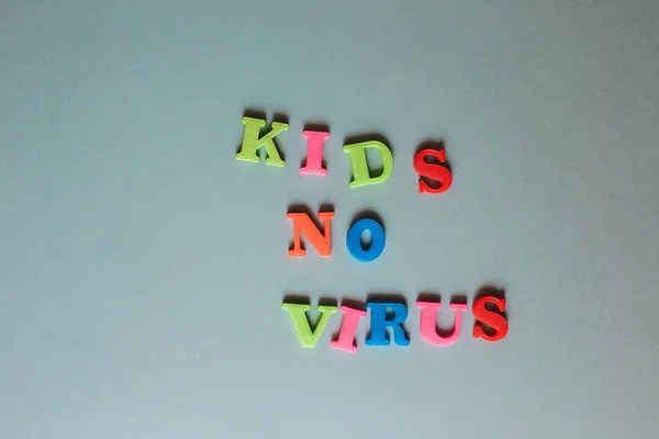 Blauwe Achtergrond Met Plastic Magnetische Letters Kids Virus Inscriptie — Stockfoto