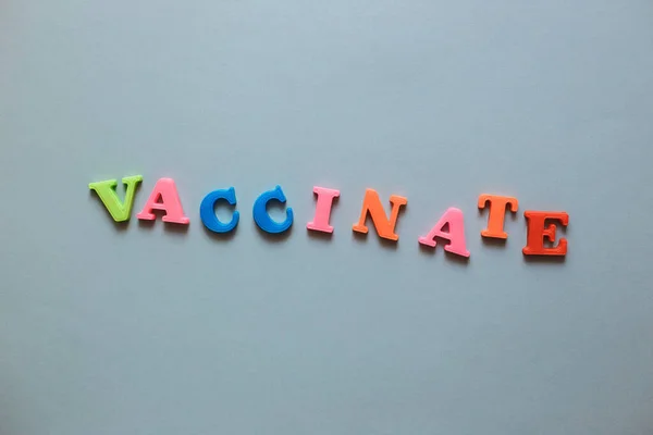 予防接種だ プラスチック製の磁気アルファベットの文字が並んでいます — ストック写真