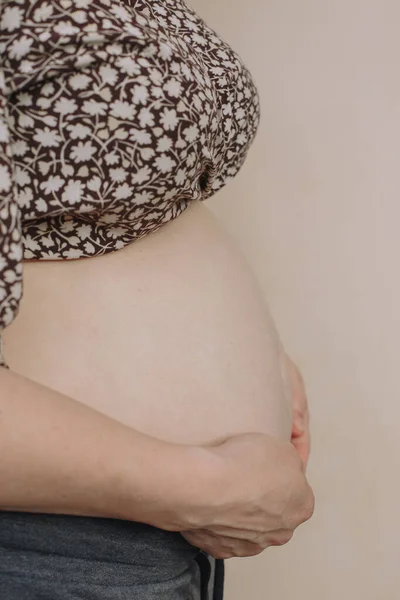 Κοντινό Πλάνο Της Κοιλιάς Μιας Εγκύου Μια Έγκυος Κοπέλα Στέκεται Royalty Free Φωτογραφίες Αρχείου
