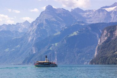 İsviçre Alplerindeki Brunnen 'de güneşli bir gün.