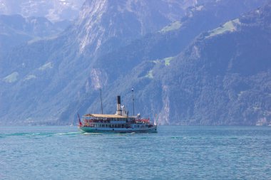 İsviçre Alplerindeki Brunnen 'de güneşli bir gün.