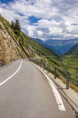 İsviçre Alplerindeki Susten Geçidi 'nden geçen yüksek dağ yolu.