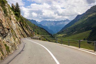 İsviçre Alplerindeki Susten Geçidi 'nden geçen yüksek dağ yolu.