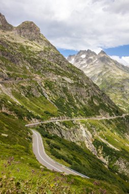 İsviçre Alplerindeki Susten Geçidi 'nden geçen yüksek dağ yolu.