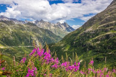 İsviçre Alplerindeki Susten Geçidi 'nden geçen yüksek dağ yolu.