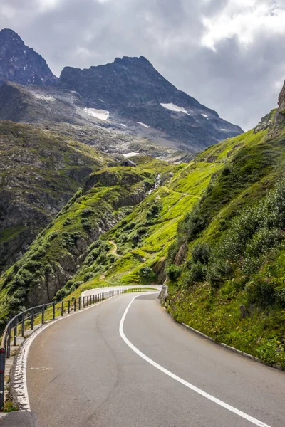İsviçre Alplerindeki Susten Geçidi 'nden geçen yüksek dağ yolu.