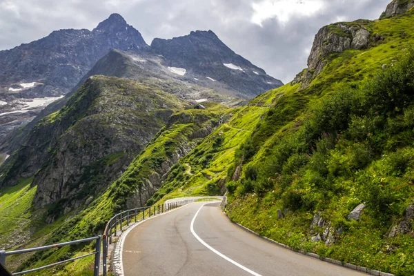 İsviçre Alplerindeki Susten Geçidi 'nden geçen yüksek dağ yolu.