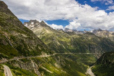 İsviçre Alplerindeki Susten Geçidi 'nden geçen yüksek dağ yolu.