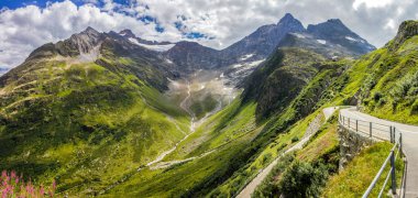 İsviçre Alplerindeki Susten Geçidi 'nden geçen yüksek dağ yolu.