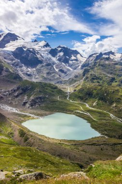 İsviçre Alplerindeki Susten Geçidi 'nden geçen yüksek dağ yolu.