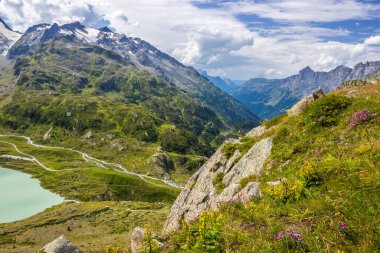 İsviçre Alplerindeki Susten Geçidi 'nden geçen yüksek dağ yolu.