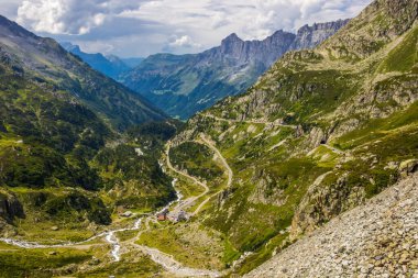 İsviçre Alplerindeki Susten Geçidi 'nden geçen yüksek dağ yolu.